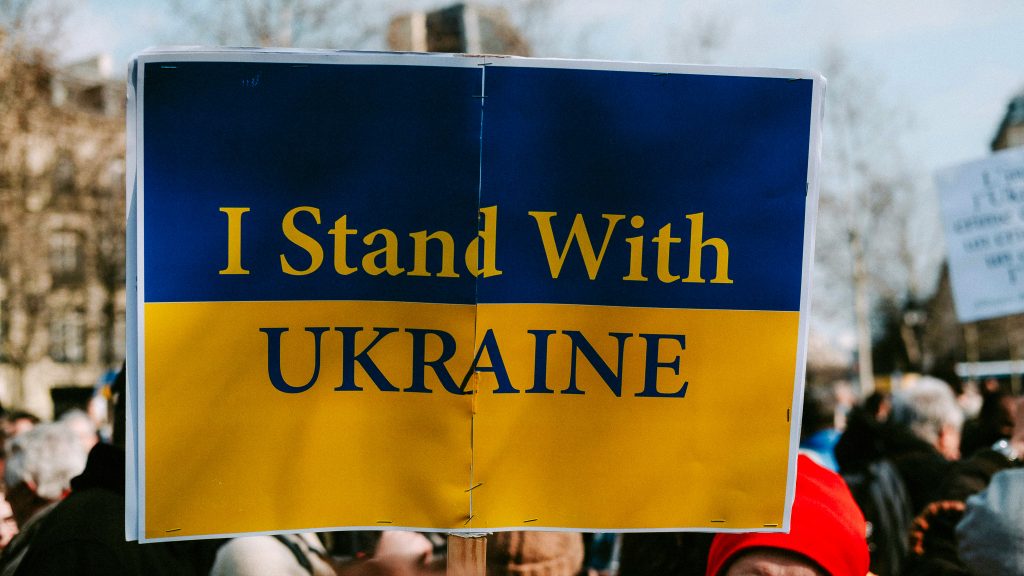 Stand with Ukraine Plakat auf Demo