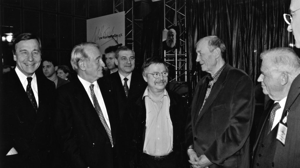 prominente Gäste bei der Eröffnungsveranstaltung des Lew Kopelew Forums 1999, Wolfgang Clement, Johannes Rau, Wolf Biermann und Jewgenij Jewtuschenko, Foto von Bernd Maurer