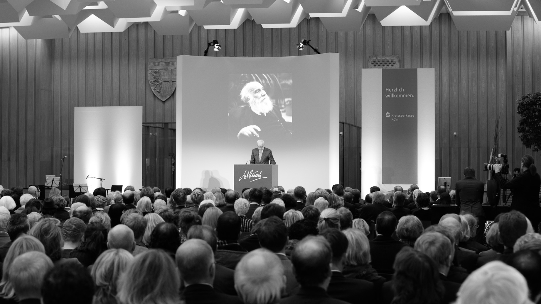 Blick auf Publikum und Redner bei der Verleihung des Lew Kopelew Preises 2013