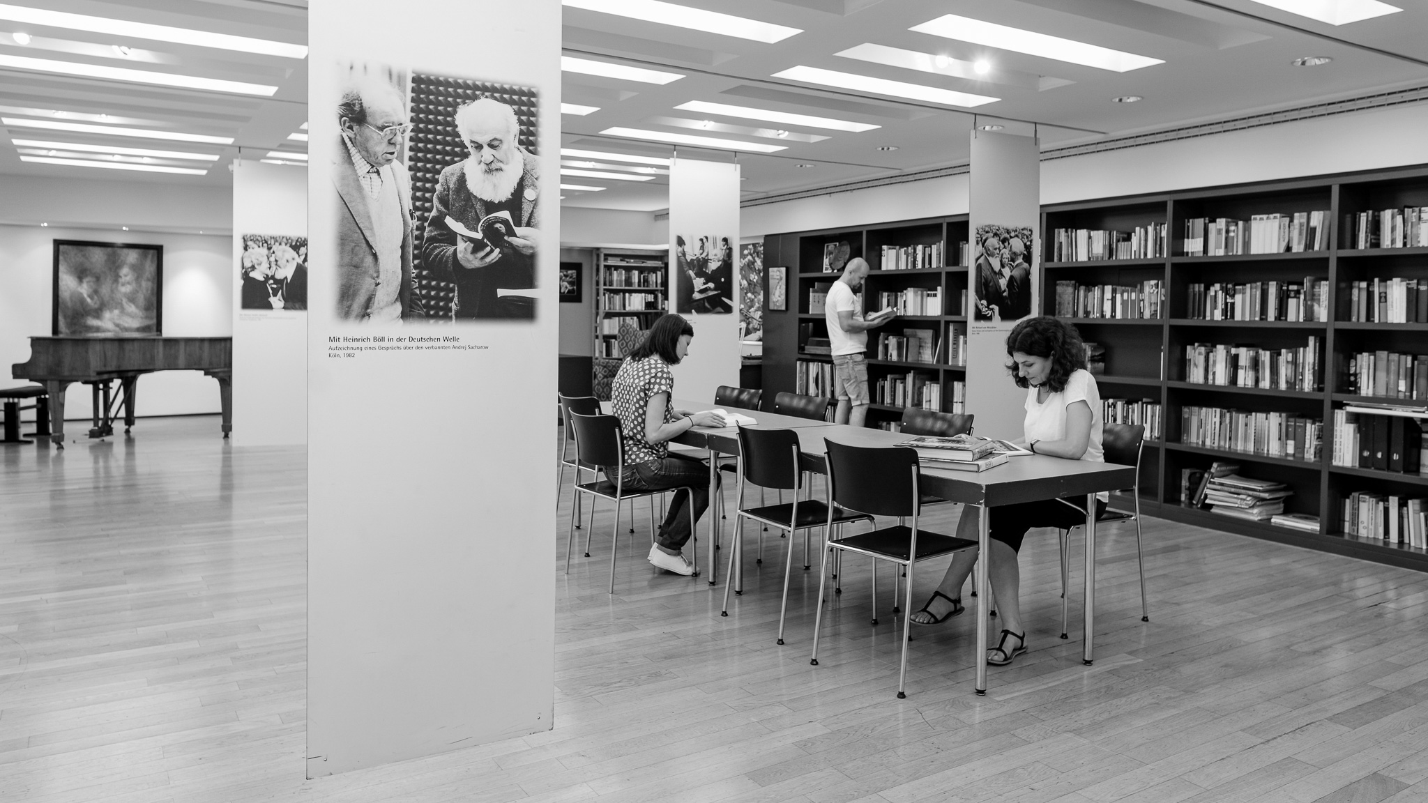 Ausstellung im Lew Kopelew Forum, Personen arbeiten an einem Tisch in der Bibliothek, von Matthias Struwe