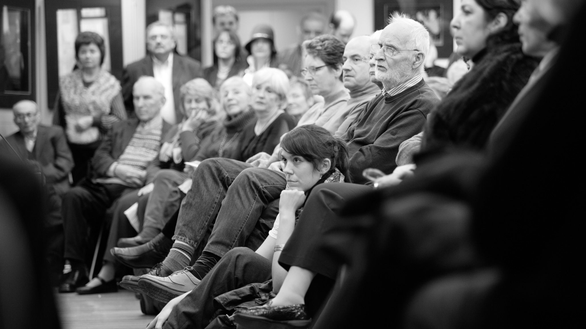 mehrere Personen hören aufmerksam einer Veranstaltung im Lew Kopelew Forum zu
