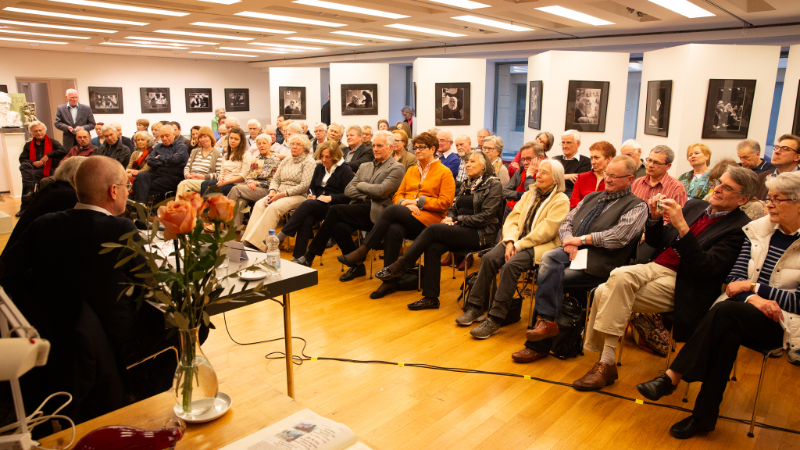 Blick auf Publikum bei Veranstaltung im Lew Kopelew Forum