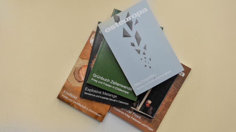 Stapel mit Ausgaben der Osteuropa-Zeitschrift
